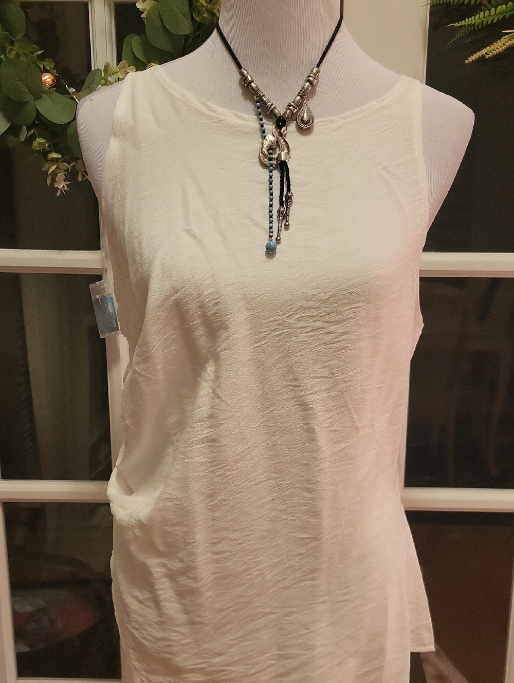 Source Unknown White Sleeveless Crewneck Tank Top